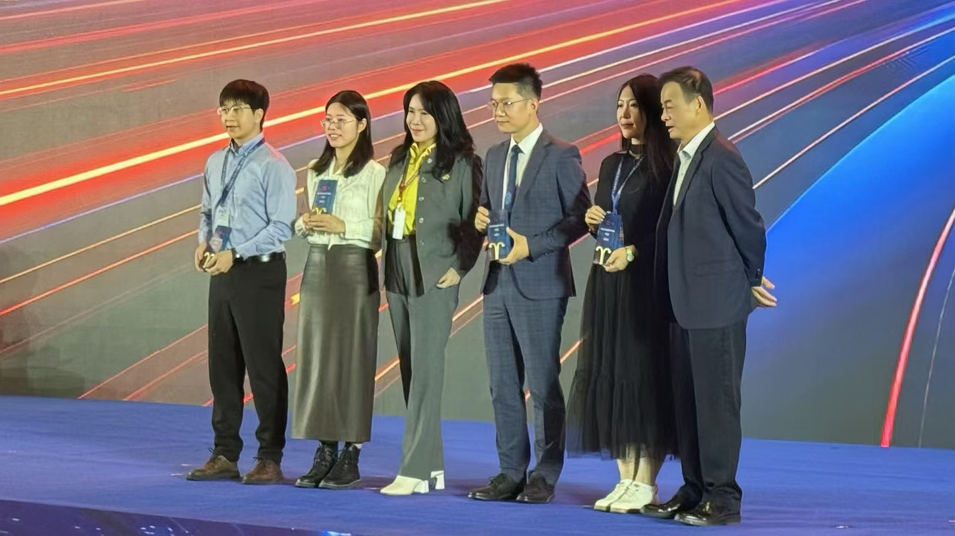 倍头条 | 凯时尊龙董事长权秋红受邀出席2024证券时报·新财富杂志分析师年会颁奖礼 